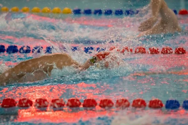 freestyle swimmer racing